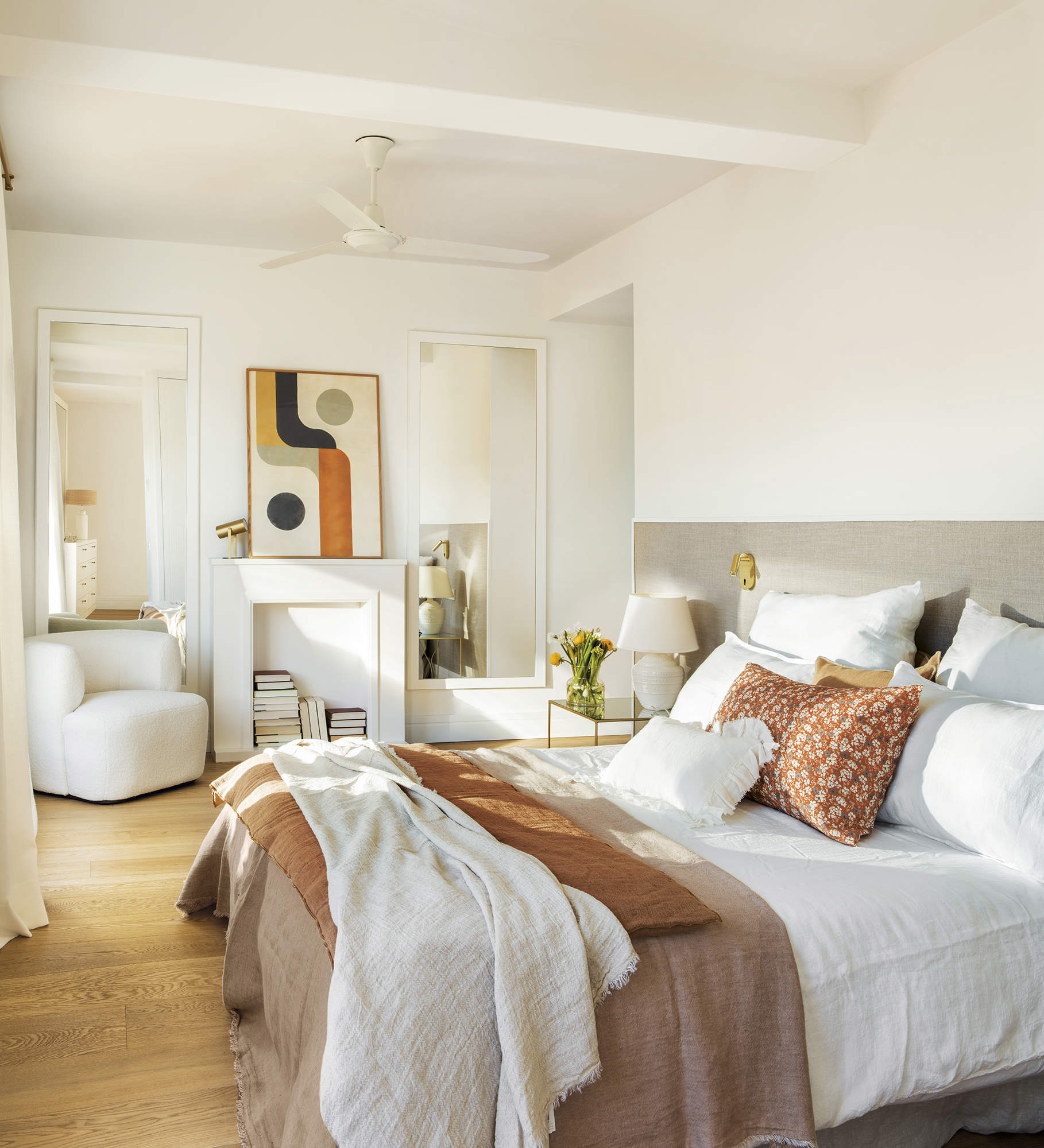 Piso Sandra Mora Barcelona: dormitorio elegante y cálido 